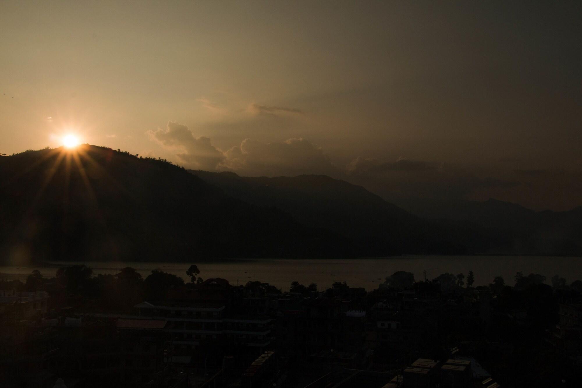Hotel River Park Pokhara Exteriör bild