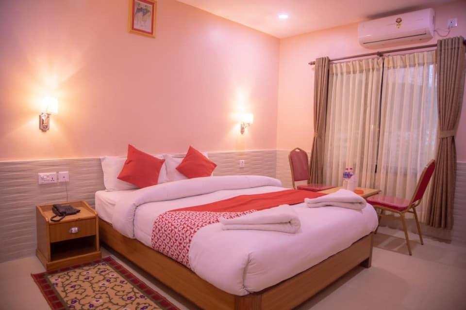 Hotel River Park Pokhara Exteriör bild