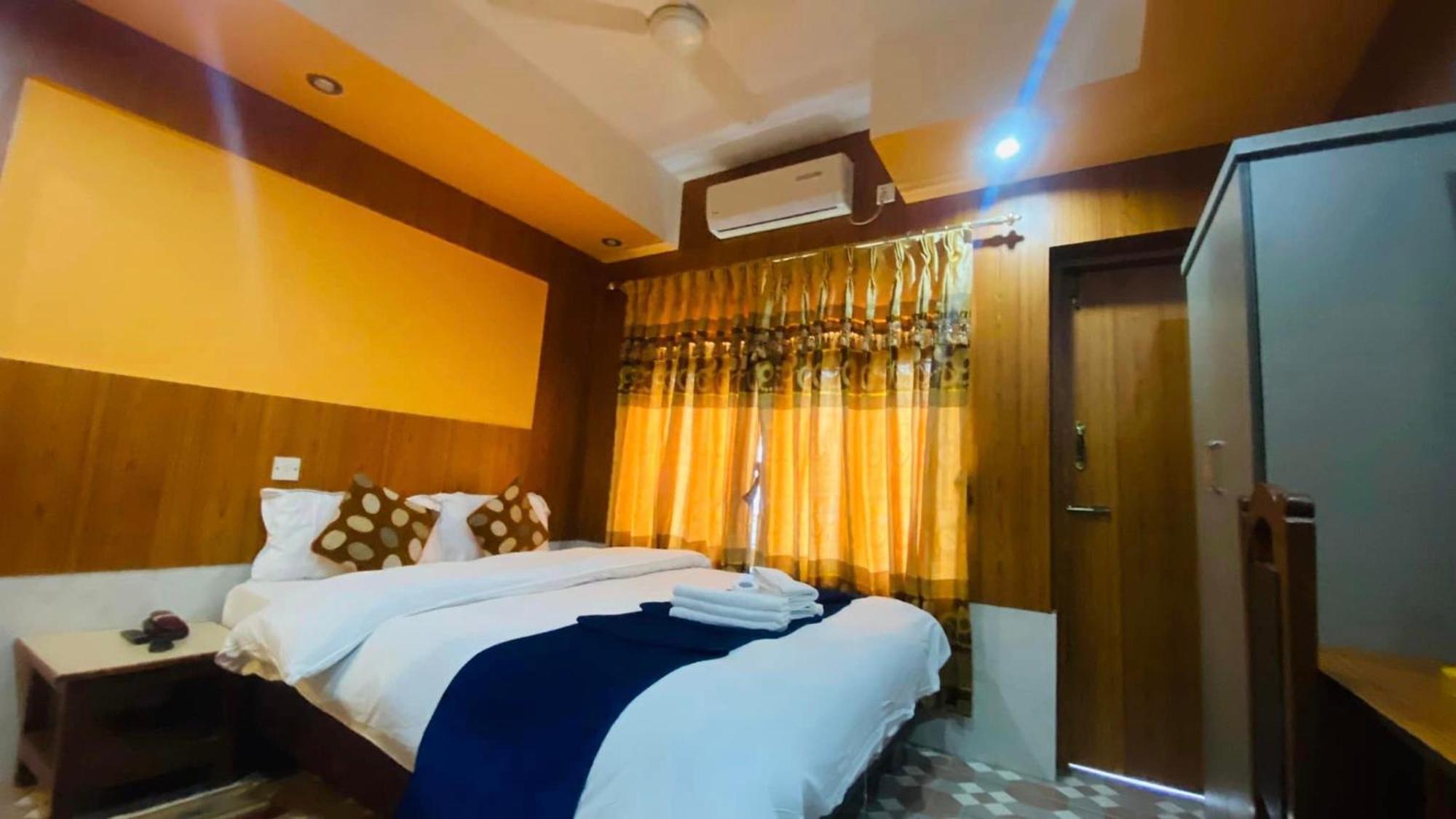 Hotel River Park Pokhara Exteriör bild