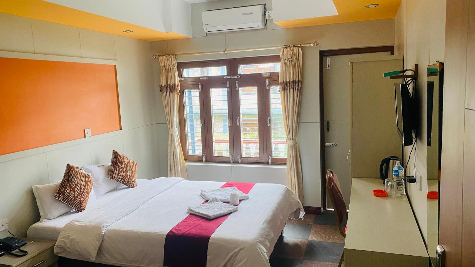 Hotel River Park Pokhara Exteriör bild