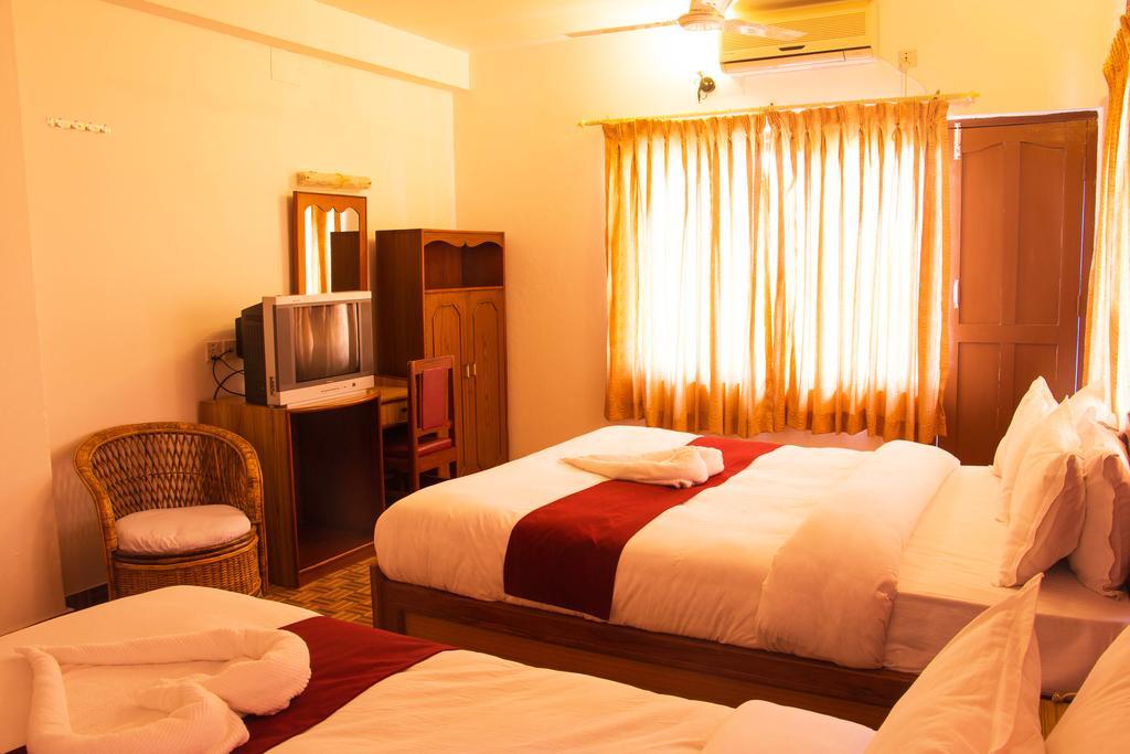 Hotel River Park Pokhara Exteriör bild
