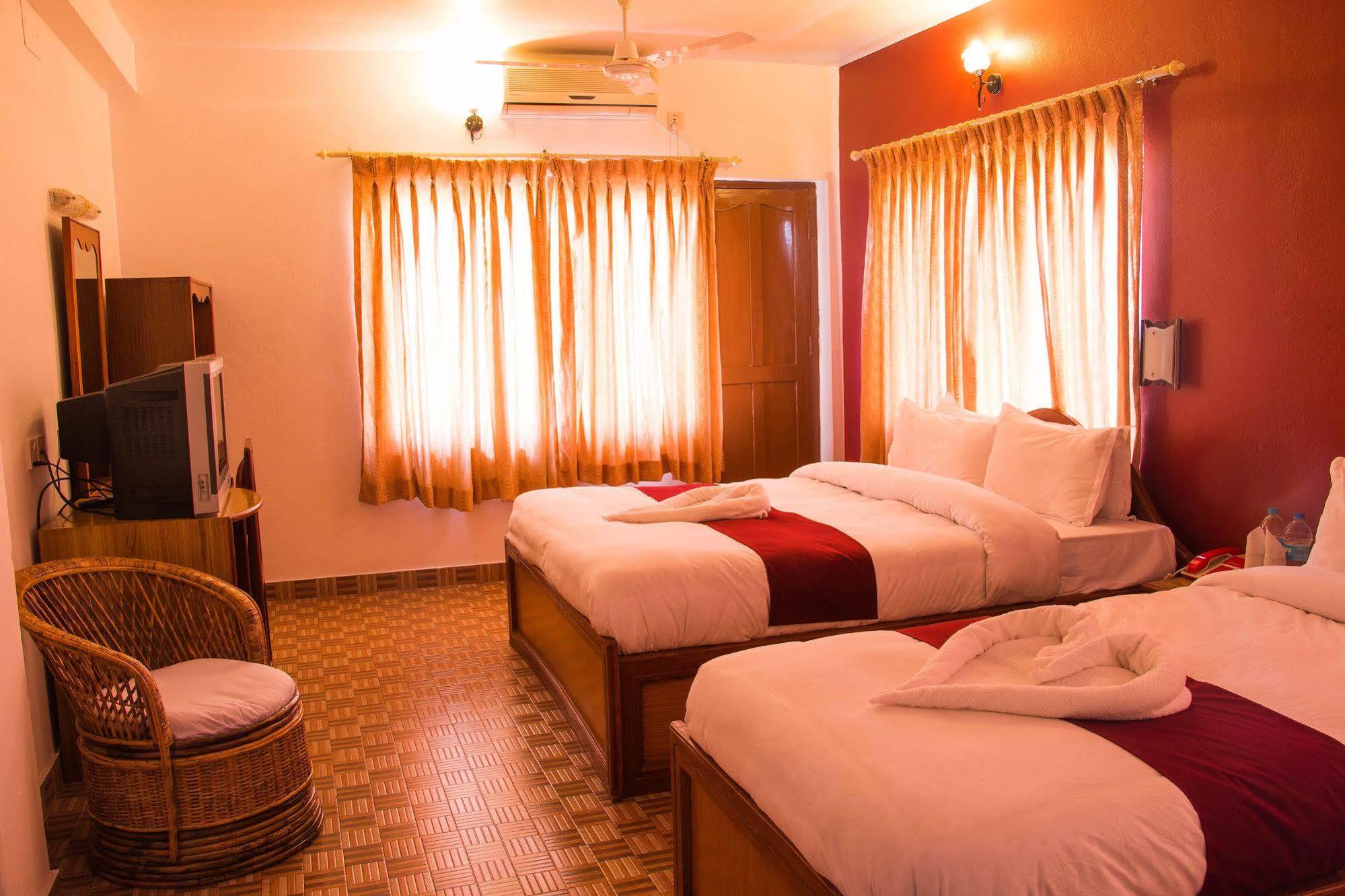 Hotel River Park Pokhara Exteriör bild