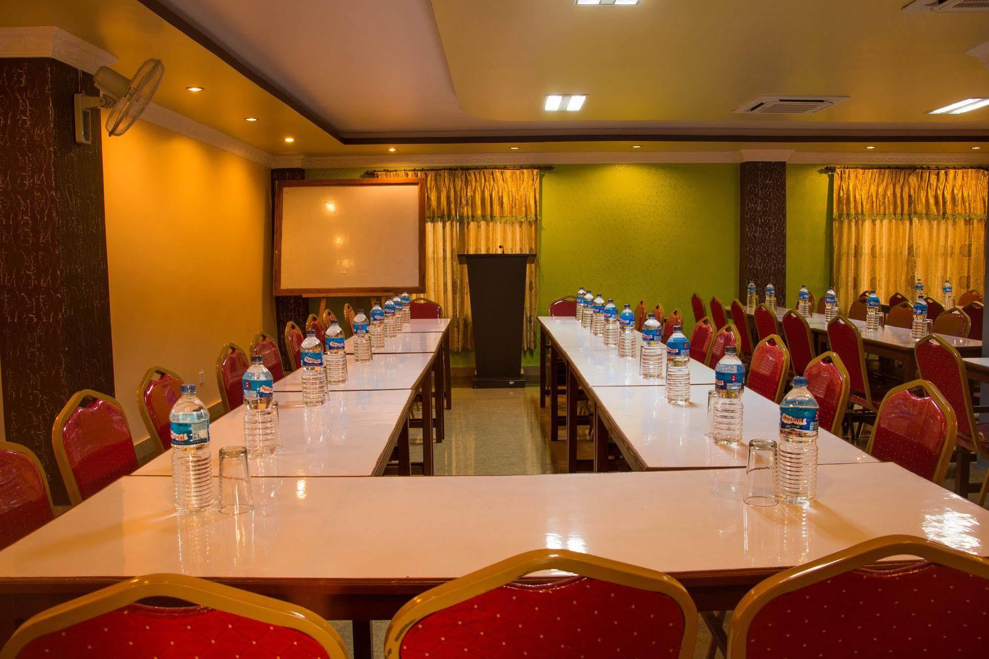 Hotel River Park Pokhara Exteriör bild