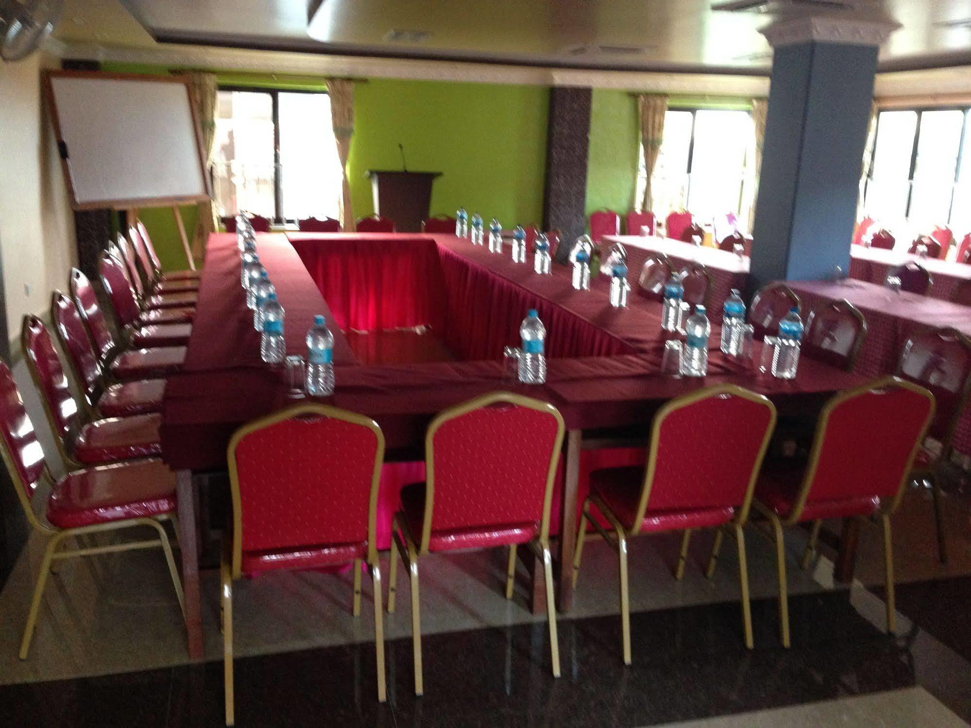 Hotel River Park Pokhara Exteriör bild