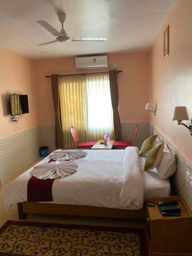 Hotel River Park Pokhara Exteriör bild